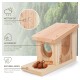 Holzhaustierhaus mit drei Öffnungen, das Wetterbeständigkeit, tierfreundliches Design, natürliche Materialien hervorhebt und Haselnüsse enthält.