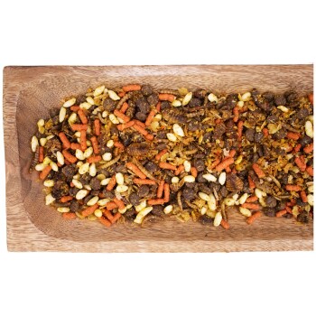 Ein Holztablett, gefüllt mit einer bunten Mischung aus Tierfutter, einschließlich kleiner brauner Kibble, orange und gelben Pellets und weißen Körnern.