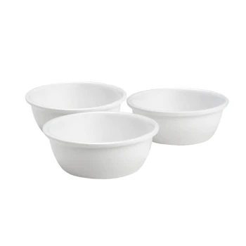 Drei weiße Haustierfutterschalen, die eng beieinander auf einem schlichten Hintergrund angeordnet sind.