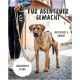 Eine Person hält eine strapazierfähige Nylon-Hundeleine neben einem mittelgroßen Hund auf einem Kopfsteinpflasterweg. Text: "Made for Adventure", "Wetterfest", "Hochwertiges Nylon."
