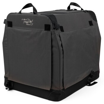 Eine robuste, dunkelgraue Haustiertrage mit Griffen und einem Reißverschluss oben, mit einem Logo, das 'TravelPet' liest.