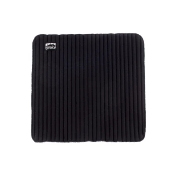 Schwarze gerippte Tiermatte mit Eskadron-Logo in der oberen linken Ecke.