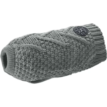 Grauer gestrickter Hundepullover mit einem strukturierten Muster und gerippten Bündchen, mit einem runden schwarzen Logo-Patch.