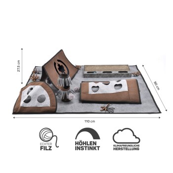 Katze-Spielmatte mit verschiedenen interaktiven Elementen, einschließlich Kratzpfosten und Verstecken, mit in Zentimetern beschrifteten Abmessungen.
