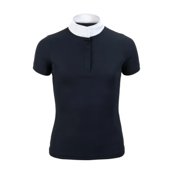 Navyblaues Poloshirt mit weißem Kragen und kurzer Knopfleiste, vor einem schlichten Hintergrund präsentiert.