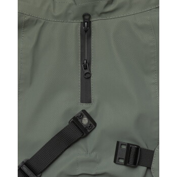 Nahaufnahme des Stoffs einer olivgrünen Hundejacke mit vertikalem, wasserdichtem Reißverschluss sowie schwarzen, verstellbaren Riemen und Schnallen.