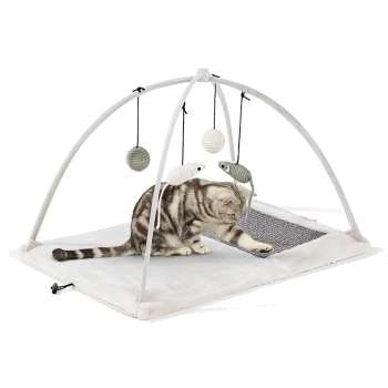 Eine verspielte graue getigerte Katze interagiert mit einem weichen, plüschigen Katzen-Spielgym mit hängenden Spielzeugen, darunter Fische und Wollknäuel.