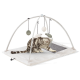 Un chat tigré gris et joueur interagit avec un gymnase de jeu pour chats doux et en peluche avec des jouets suspendus, y compris des poissons et des balles de laine.