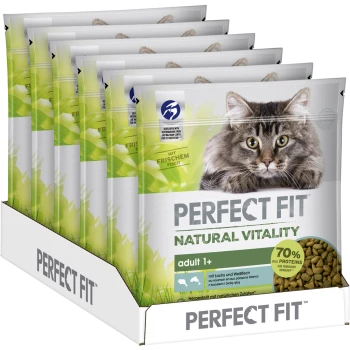 Mehrere Taschen von Perfect Fit Natural Vitality Katzenfutter, die eine flauschige Katze zeigen und Text hervorheben: "70% Proteine" und "Erwachsene 1+" in Grün.