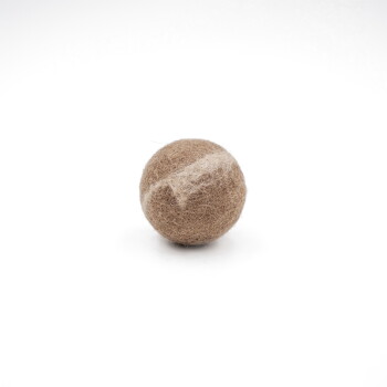 Brauner, gefilzter Wollball mit einem weißen Streifen, als Haustierspielzeug gestaltet, auf einem weißen Hintergrund.