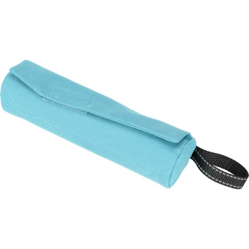 Distributeur de sacs à déchets pour animaux de compagnie bleu clair avec une sangle noire, conçu pour un transport facile et pratique lors des promenades.