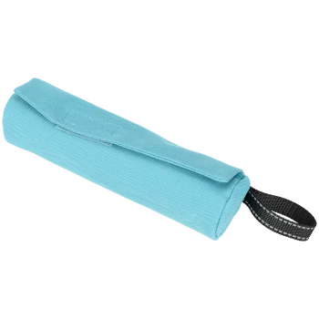 Distributeur de sacs à déchets pour animaux de compagnie bleu clair avec une sangle noire, conçu pour un transport facile et pratique lors des promenades.