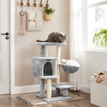 Ein gemütlicher grauer Katzenbaum mit zwei Katzen: einer grauen Katze, die oben liegt, und einer weißen Katze, die in einer Hängematte ruht.