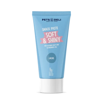 Tube mit Pets Deli Snackpaste, die als "Soft & Shiny" für gesunde Haut und glänzendes Fell gekennzeichnet ist, mit Lachs-Geschmack, in einem hellblauen Design.