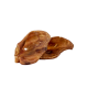 Zwei getrocknete Schweineohren für Hunde, die eine reichhaltige braune Farbe und eine leicht gewundene Form zeigen, vor einem weißen Hintergrund.