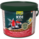 Behälter mit Tetra Koi Sticks Fischfutter, der lebendige Koi-Fische und eine Wasserlilie zeigt, beschriftet mit "Gesunde Fische & Lebendige Farben."