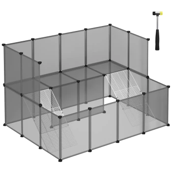 Ein transparenter Haustierkäfig mit mehreren Ebenen und Rampen, begleitet von einem kleinen Hammer zur Montage.
