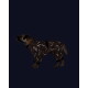 Hund in einem braunen, tigergestreiften, reflektierenden Ganzkörper-Regenmantel mit schwarzen Riemen und kleinem weißen Etikett am Kragen