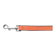 Orangefarbene Leder-Hundeleine mit einem silbernen Metallclip, mit eingeprägtem Text "glüna" auf dem Riemen.