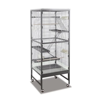 Großer mehrstöckiger Metallvogelkäfig mit mehreren Sitzstangen und Rampen, ausgestattet mit einem rollbaren Untergestell für einfache Mobilität.