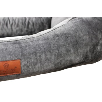 Grau plüschiges Hundebett mit braunem Lederetikett, das Pfote-im-Haus-Logo und den Text 'ETLIVING' zeigt.