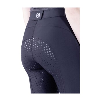 Nahaufnahme einer Person, die schwarze Sportleggings mit einem strukturierten Muster an der Seite und einem Logo am Bund trägt.