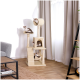 Drei Katzen, die auf einem beigen Katzenbaum mit mehreren Ebenen, einschließlich einer Hängematte und einem Rohr, in einem hellen Wohnzimmer entspannen.