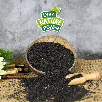 Eine Holzschüssel mit schwarzen Samen, die auf Jute verschüttet sind, mit einem kleinen Löffel in der Nähe und "LYRA NATURE POWER" darüber.