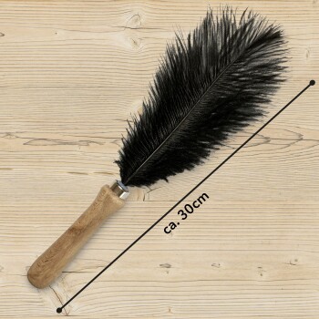 Schwarzer Federwischer mit einem Holzgriff, etwa 30 cm lang, auf einem hellen Holz-Hintergrund präsentiert.