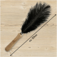 Schwarzer Federwischer mit einem Holzgriff, etwa 30 cm lang, auf einem hellen Holz-Hintergrund präsentiert.