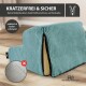 Türkis gerippter Haustierbettbezug mit Reißverschluss hinten, der Schaumstoff auf Holzboden freilegt; Text: 'KRATZERFREI & SICHER'.