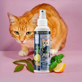 Eine "Z-SPRAY"-Flasche mit einem blauen und rosa Design, umgeben von Nelkenöl, Walnuss-Extrakt, Manuka und Basilikumöl auf einem helllila Hintergrund.