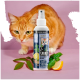Eine "Z-SPRAY"-Flasche mit einem blauen und rosa Design, umgeben von Nelkenöl, Walnuss-Extrakt, Manuka und Basilikumöl auf einem helllila Hintergrund.