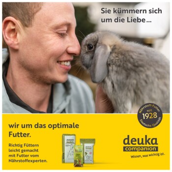Eine Person kuschelt mit einem flauschigen Kaninchen, mit Text über Liebe und optimales Futter, neben deuka Begleiter-Branding und Tierfutterbeuteln.