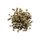 Ein Haufen kleiner, zylindrischer, brauner Haustierfutterpellets, die auf einem weißen Hintergrund verstreut sind.