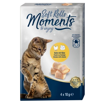 Een tabby kat wordt getoond naast een verpakking van 'Soft Rolls Moments' kattensnoepjes, met kip met kaas smaak, 4 x 10g.