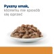 Biała miska z kawałkami jedzenia dla zwierząt z napisem "Pyszny smak, któremu nie sposób się oprzeć."