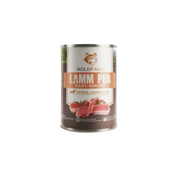 Eine Dose Wildfang Lammpur Hundefutter, gekennzeichnet mit 'B.A.R.F. Qualität', mit einem Wolf-Logo, und Bildern von rohem Lammfleisch und Kräutern.