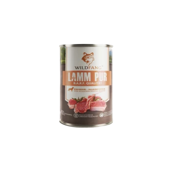 Eine Dose Wildfang Lammpur Hundefutter, gekennzeichnet mit 'B.A.R.F. Qualität', mit einem Wolf-Logo, und Bildern von rohem Lammfleisch und Kräutern.