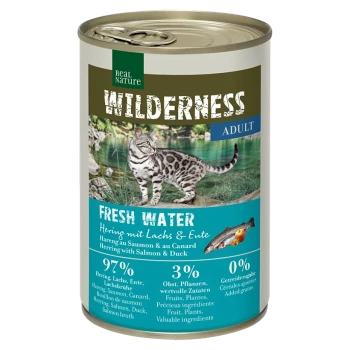 Dose "Wilderness Adult" Katzenfutter mit einer getigerten Katze am See, zeigt 97% Fisch/Ente, 3% Früchte/Pflanzen und 0% Getreide.