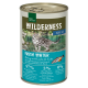 Dose "Wilderness Adult" Katzenfutter mit einer getigerten Katze am See, zeigt 97% Fisch/Ente, 3% Früchte/Pflanzen und 0% Getreide.