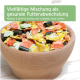 Schüssel mit buntem Tierfutter mit Flocken und Pellets, beschriftet mit "Natürliche & vielfältige Mischung für eine gesunde Futtervielfalt."