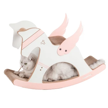 Design-Kratzmöbel Unicorn Eine verspielte Katze ruht auf einem fantasievollen Schaukelpferd-förmigen Katzenbett mit rosa Flügeln und einem weißen Körper, das eine Kratzfläche hat.
