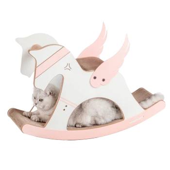 Eine verspielte Katze ruht auf einem fantasievollen Schaukelpferd-förmigen Katzenbett mit rosa Flügeln und einem weißen Körper, das eine Kratzfläche hat.