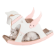 Eine verspielte Katze ruht auf einem fantasievollen Schaukelpferd-förmigen Katzenbett mit rosa Flügeln und einem weißen Körper, das eine Kratzfläche hat.