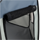 Nahaufnahme einer Tragetasche für Haustiere mit einem Netzgriff und einem Reißverschluss, mit einem hellblauen und grauen Stoffdesign.