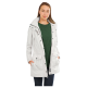 Eine Frau trägt eine hellgraue Jacke mit Kapuze über einem grünen Shirt und steht vor einem weißen Hintergrund.