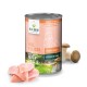 Hundefutterdose mit Hühnerfleisch, mit dem Text "Viel Fleisch" und "Hühnerfleisch", begleitet von Stücken rohen Huhns und Champignons.