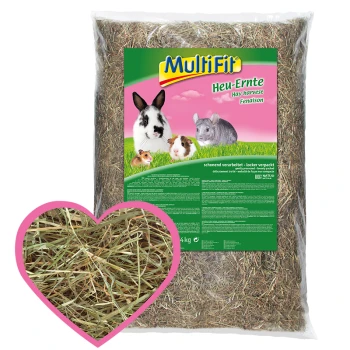 MultiFit-Heuernteverpackung mit einem Kaninchen, Meerschweinchen und Hamster, mit einem herzförmigen Ausschnitt aus Heu.