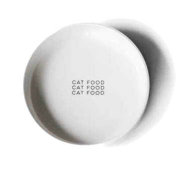 Weiße Katzennapf mit dem Text "CAT FOOD", der dreimal in einer einfachen schwarzen Schrift gedruckt ist.